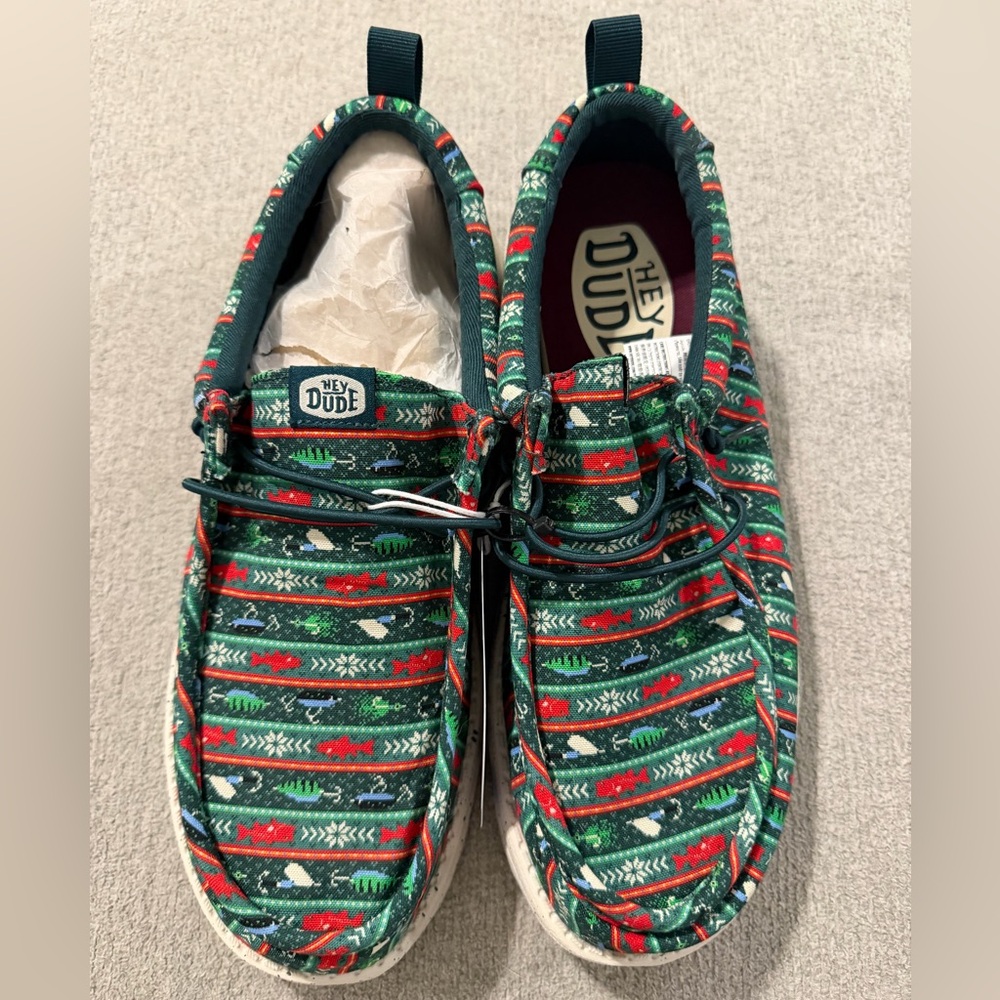 NWT Hey Dude Mens Wally Fishmas Sweater Size 9 Pine Green Multi 44347-3AP